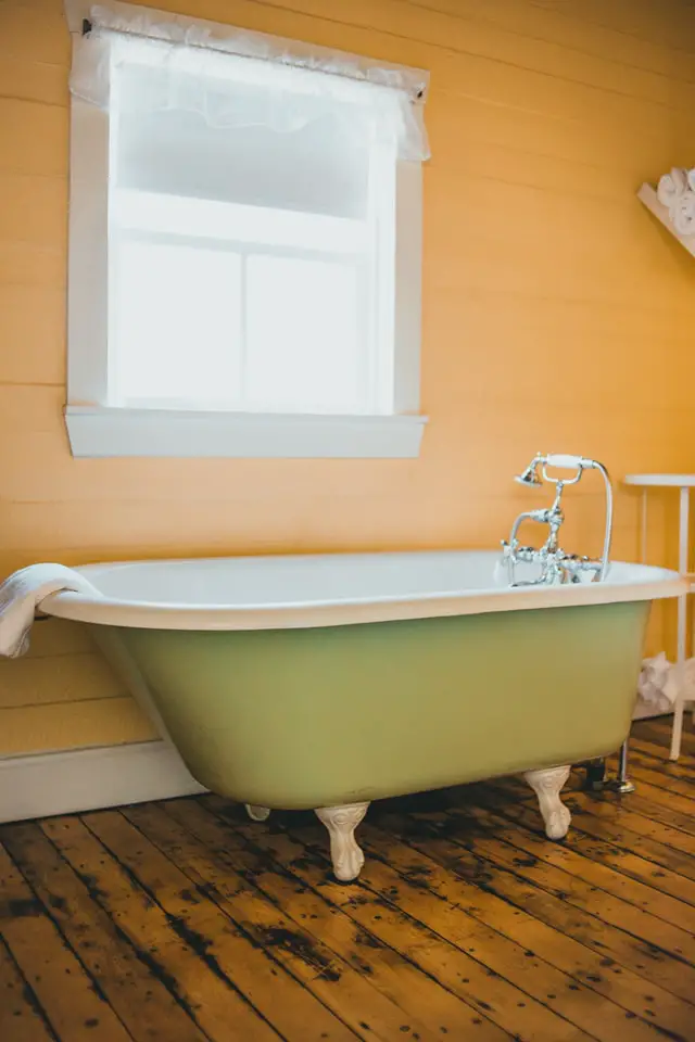 What is an acrylic bathtub